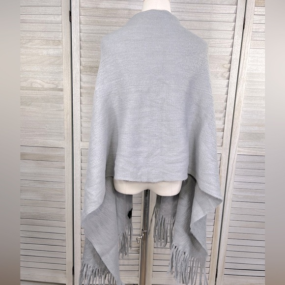 STEVE MADDEN Fringed Shawl/Wrap Soft & Cozy Light Gray-OS - Picture 2 of 2